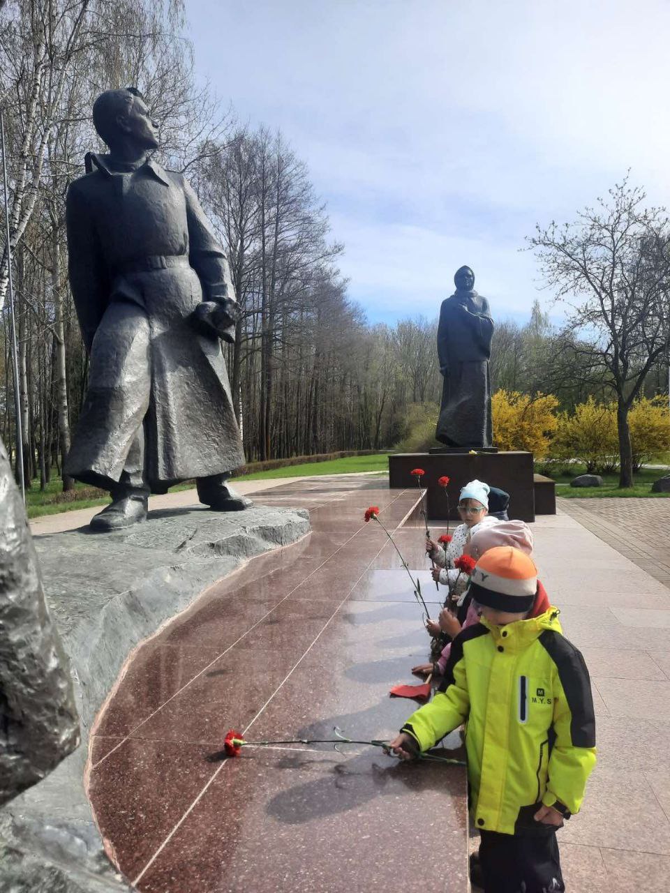 Экскурсия к монументу матери-патриотки А.Ф.Куприяновой, возложение цветов в память погибших солдат.